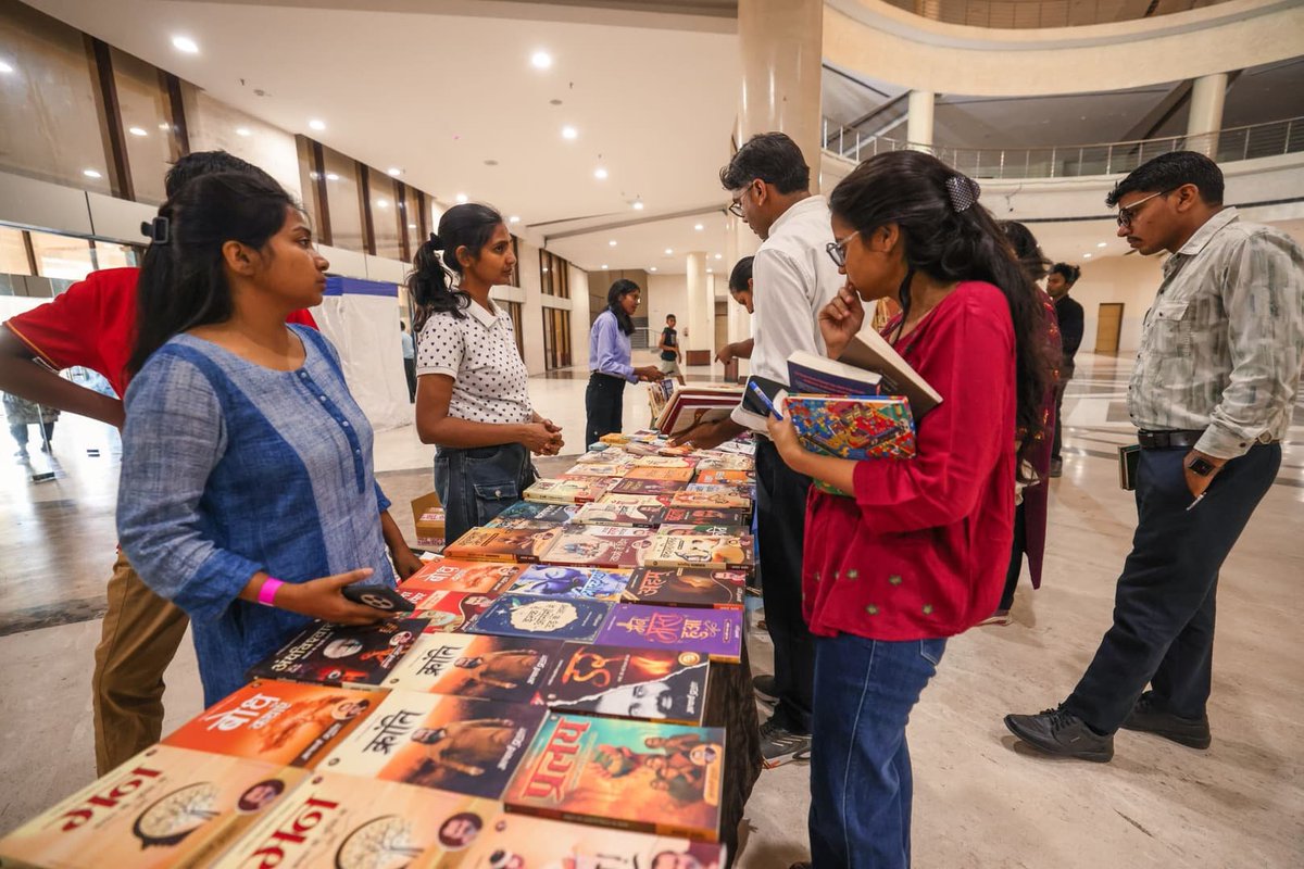 AnanyaS40571908's tweet photo. A small act of setting up a bookstall can become part of a much larger movement for wisdom and awareness.

#WisdomWarrior
#AcharyaPrashant https://t.co/juHGacidTv