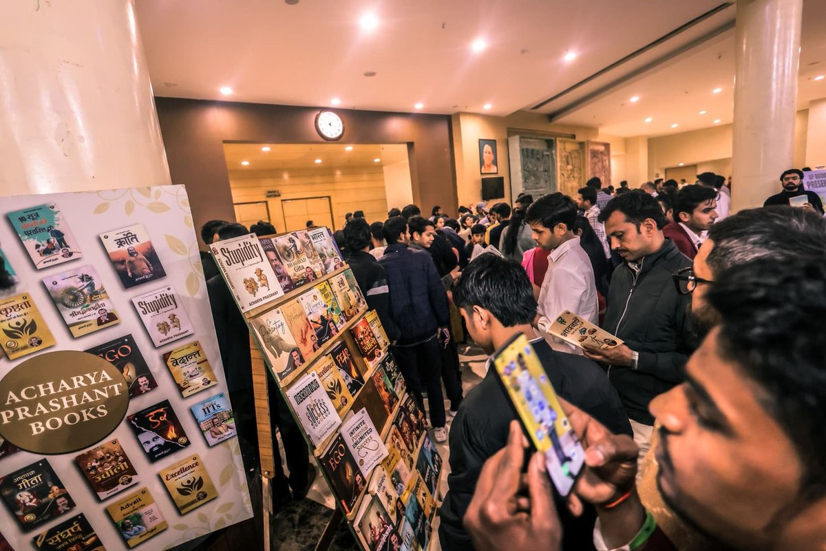 AnanyaS40571908's tweet photo. A small act of setting up a bookstall can become part of a much larger movement for wisdom and awareness.

#WisdomWarrior
#AcharyaPrashant https://t.co/juHGacidTv