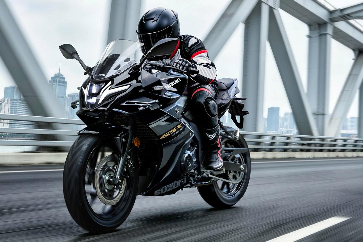 motospo_'s tweet photo. 【日本導入にも期待！】スズキ「GSX250R-F」登場！ VVLエンジン、ウイングレットにカラーTFTメーターも装備して充実進化！
https://t.co/huAt31iUjf

中国の豪爵鈴木（Haojue）が、250ccフルカウルスポーツ「GSX250R-F」を発表した。従来型・GSX250Rの親しみやすさを受け継ぎながら、可変バルブリフト機構・VVL付きの新開発並列2気筒エンジンやカラーTFTメーター、スマートフォン連携機能などを新採用。スタイリングもウイングレット付きに一新され、装備、走行性能まで大幅な進化を遂げている。