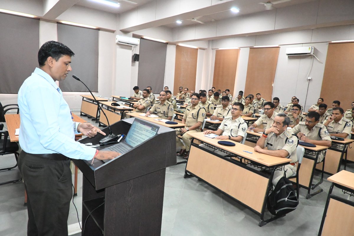 BrPoliceAcademy's tweet photo. दिनांक 14.08.2026 को बिहार पुलिस सेवा के 56वीं से 59वीं बैच के पुलिस ISTP-1 के अंतर्गत “Sensitization on Passport Verification” विषय पर क्षेत्रीय पासपोर्ट कार्यालय के दक्ष एवं विशेषज्ञ अधिकारियों द्वारा ज्ञानवर्धक एवं व्यावहारिक व्याख्यान दिया गया। https://t.co/SCY72EfqZO