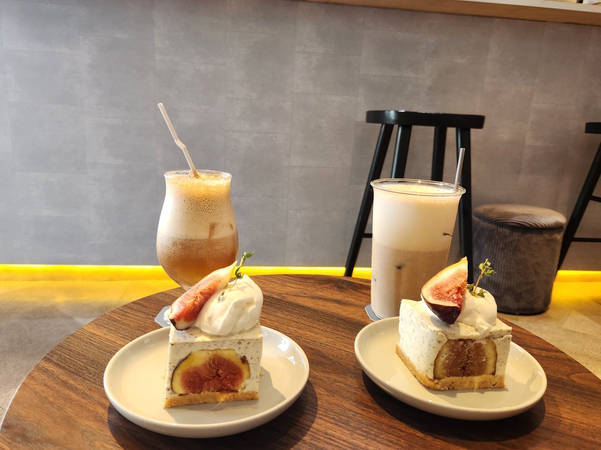 Ally0712's tweet photo. いちじくのケーキ、美味しかったなー。冬瓜のドリンクがあって我が家で飲んだ冬瓜茶を思い出して頼んでみたけど、我が家の冬瓜茶とはまた違う風味だった。我が家の優しい甘さの冬瓜茶がまた飲みたい🥺 https://t.co/PcVlJTe6r3