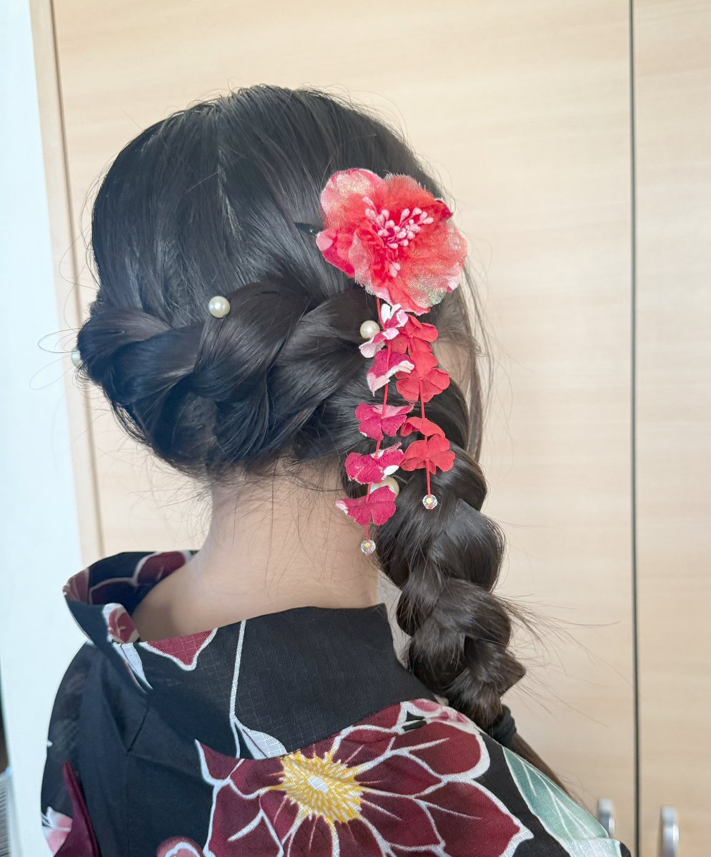 hagure_p's tweet photo. 子供たち（息子、娘＆娘友達）を連れて花火大会へ。
打ち上げ場所がとても近かったので大迫力でした😆

娘の浴衣やヘアメイクがすっかりお姉さん仕様になりまして……なんというか、感慨深い。 https://t.co/6jpi2OUkqR