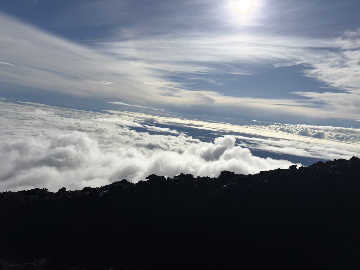 nitoukinnniku's tweet photo. 実は富士山に登ってきました（過去形）
天気をお裾分け
残念ながら日の出は見れませんでした https://t.co/vdUbha9Jhl