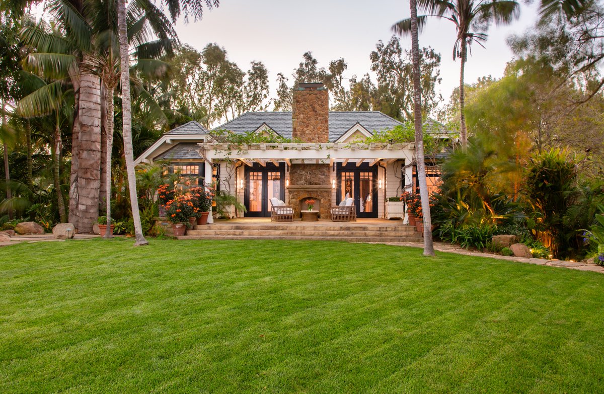 ChristiesHomes's tweet photo. This extraordinary Beach Colonial estate offers 195 feet of ocean frontage, timeless design, and unmatched privacy. See more: https://t.co/Qsy2YVnZTV

Listed by Timothy Di Prizito with Christie's International Real Estate Southern California https://t.co/fE9RLYz1H4