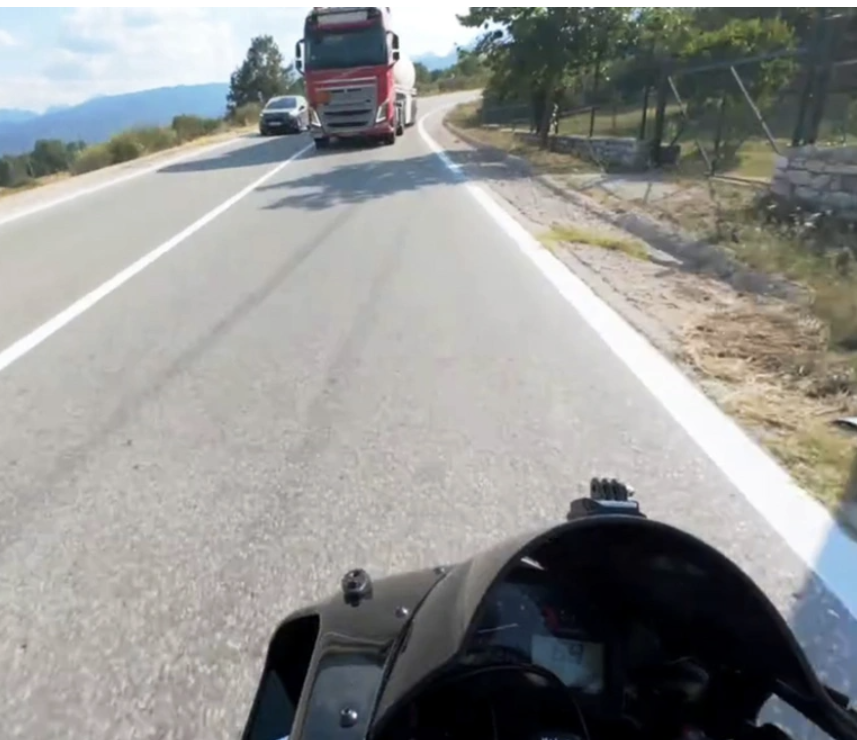 mobinaut's tweet photo. AXAXAXA διοικητικό προστιμο....200 ΕΥΡΩ στον οδηγό με το βυτιοφόρο που μπήκε στο αντιθετο ρεύμα. ΕΤΣΙ οταν σχολιαζουμε μην νομιζετε οτι τα λεμε ετσι για την ΕΛΛΑΔΑΡΑ μας!!! 200 ΕΥΡΩ ΛΑΜΟΓΙΑ ΚΑΙ ΚΑΝΤΕ Ο,ΤΙ θελετε μεχρι να σκοτωσετε! @hellenicpolice @kmitsotakis @chrisochoidis https://t.co/0q1H3pDRf7
