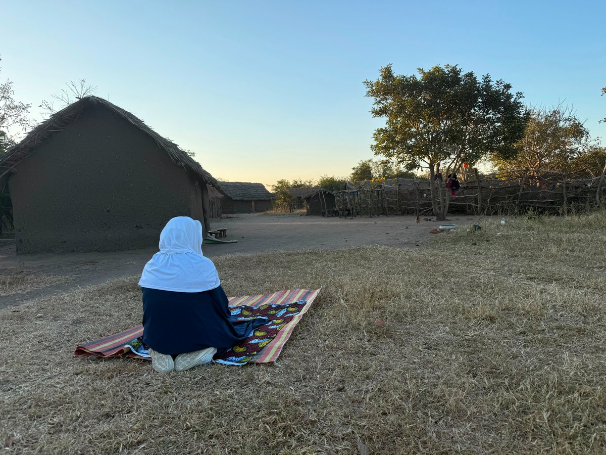 DrHaifaaYounis's tweet photo. In the middle of the vast African wilderness, far from everything familiar, I placed my forehead on the earth in sujood. And my heart was overwhelmed with gratitude. Alhamdulillah for the greatest blessing of all, the blessing of Islam. https://t.co/VJLRvPE4f4