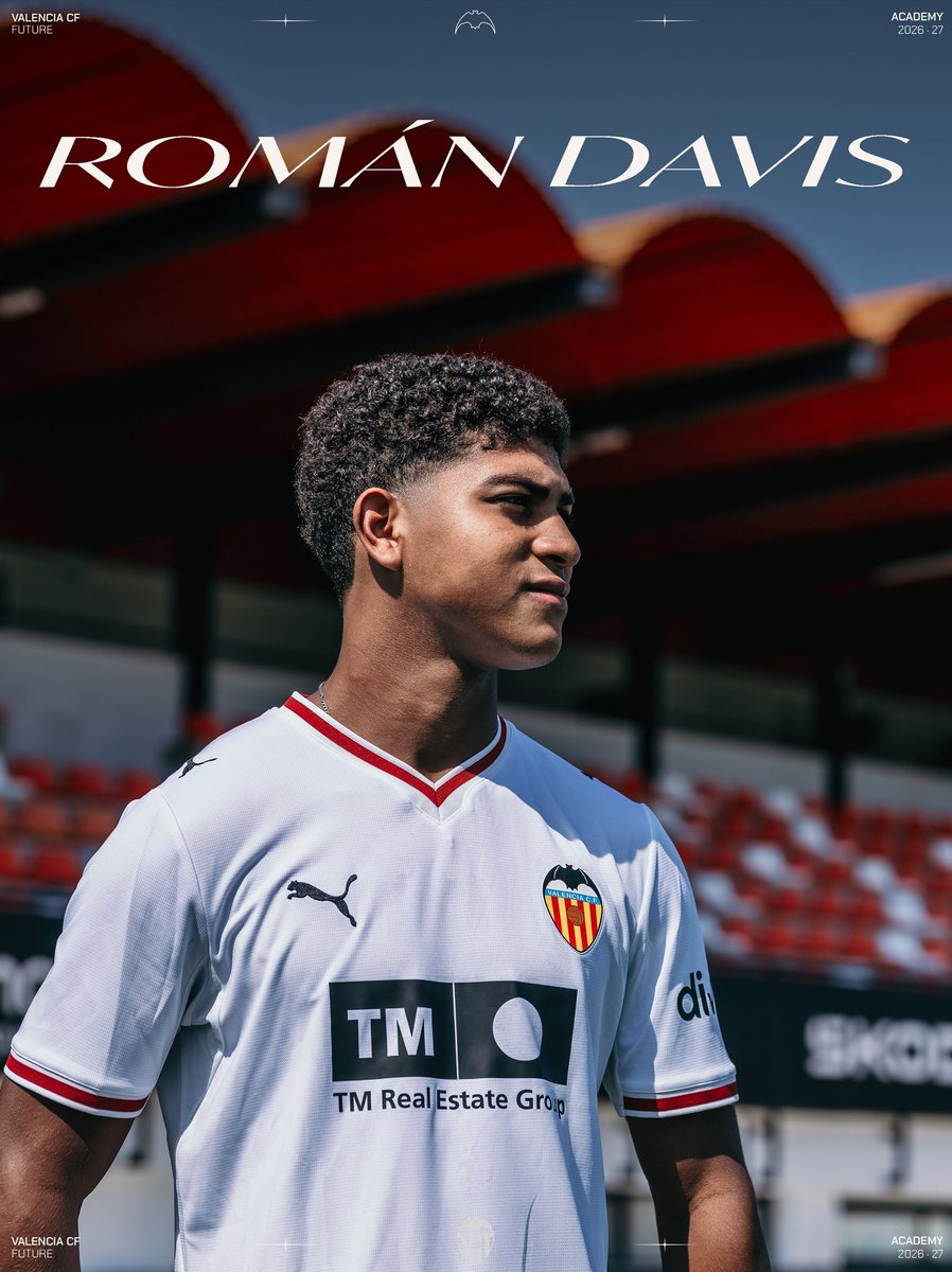 EsRojas's tweet photo. Movida muy interesante: Román Davis llega a la Academia del Valencia español, cedido por UCV.  El lateral derecho de 18 años jugará en las categorías juveniles.

Ojalá pueda convencer.

Inevitable recordar el paso de Miku por el club, llegando al primer equipo.

Vía @Academia_VCF https://t.co/WDZLrVJAAR