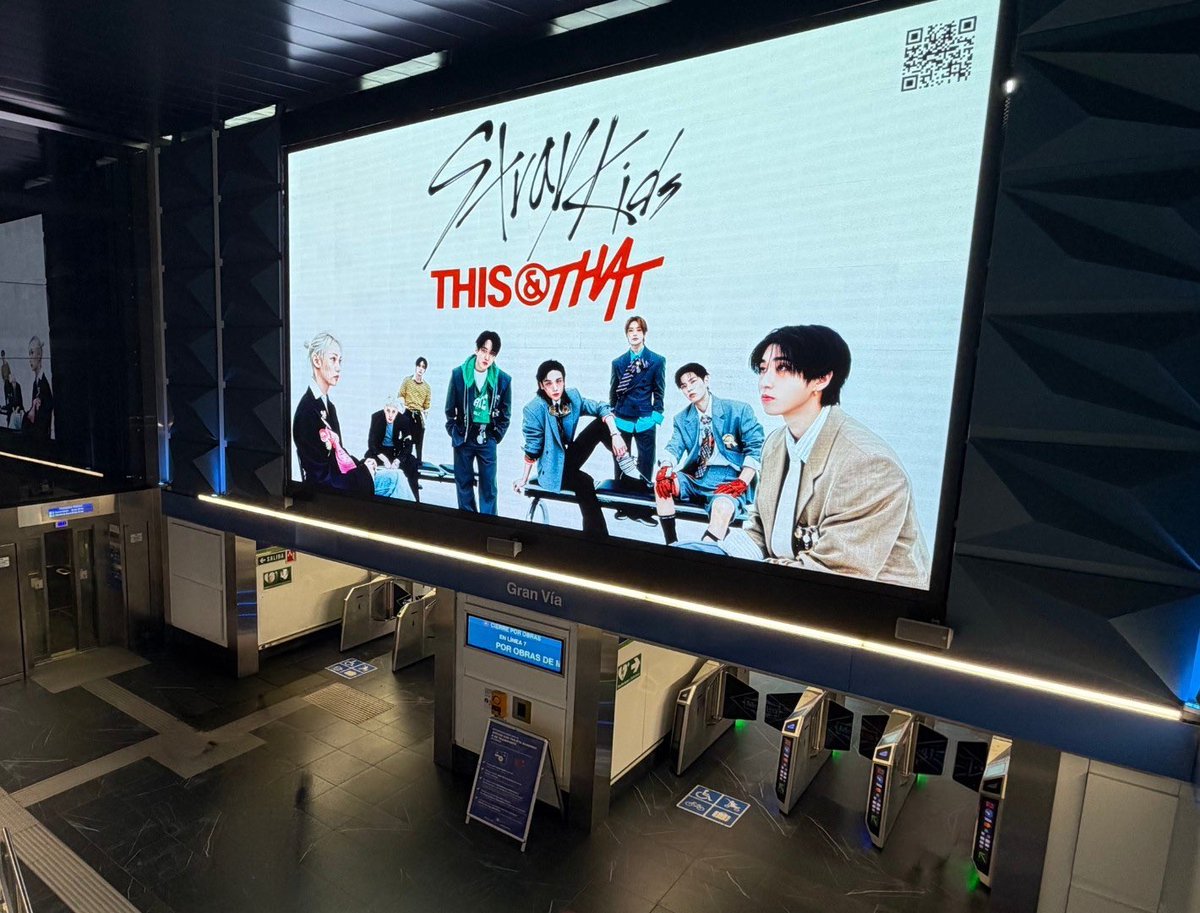 Stray_Kids's tweet photo. [스키지기]

전 세계 이곳저곳에 스키즈 등장! 🧡
Stray Kids taking over THIS place & THAT place, everywhere all around the world! 🧡

📍Spain, UK, Italy

Listen to "THIS & THAT" now🚚
https://t.co/r6X8izNhSb

Listen to "This & That (This Remixes)" now⬅️
https://t.co/2ZxSVmus1z

Listen to "This & That (That Remixes)" now➡️
https://t.co/0WGQPITC1B

#StrayKids #스트레이키즈
#THIS_AND_THAT
#StrayKidsComeback
#YouMakeStrayKidsStay