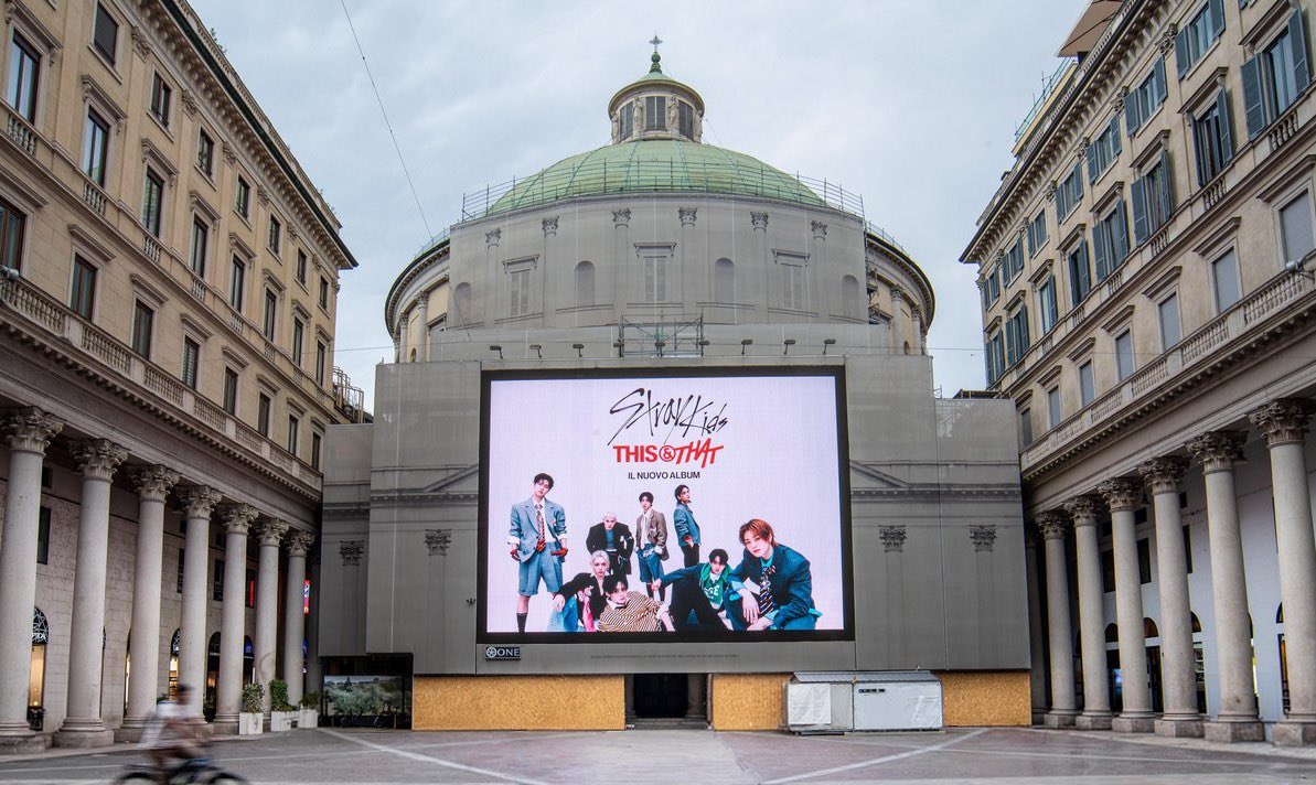 Stray_Kids's tweet photo. [스키지기]

전 세계 이곳저곳에 스키즈 등장! 🧡
Stray Kids taking over THIS place & THAT place, everywhere all around the world! 🧡

📍Spain, UK, Italy

Listen to "THIS & THAT" now🚚
https://t.co/r6X8izNhSb

Listen to "This & That (This Remixes)" now⬅️
https://t.co/2ZxSVmus1z

Listen to "This & That (That Remixes)" now➡️
https://t.co/0WGQPITC1B

#StrayKids #스트레이키즈
#THIS_AND_THAT
#StrayKidsComeback
#YouMakeStrayKidsStay