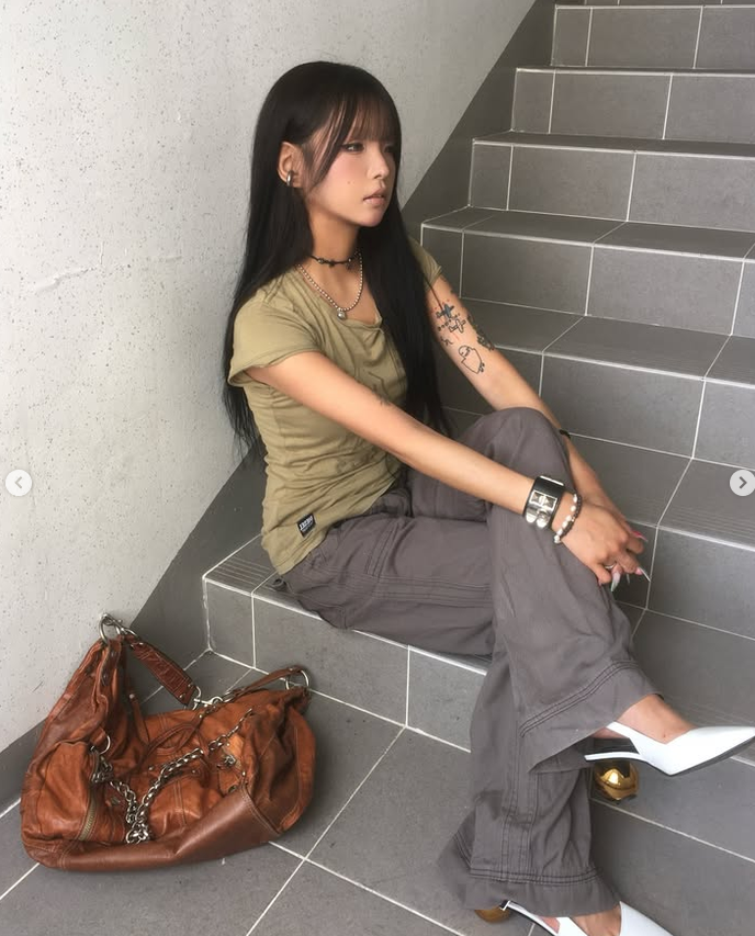 All4M1nji's tweet photo. annyeonghaseyo, im minji! im looking for a boyfriend to send me an allowance 🩷 ~

school is so hard here in Korea 🇰🇷
so i need a dumb yt boy to spoil me- i have heard of something called....

findom ~ ? you can tell me more about it riiiight 🐖 ?? https://t.co/vqEF6aOT90