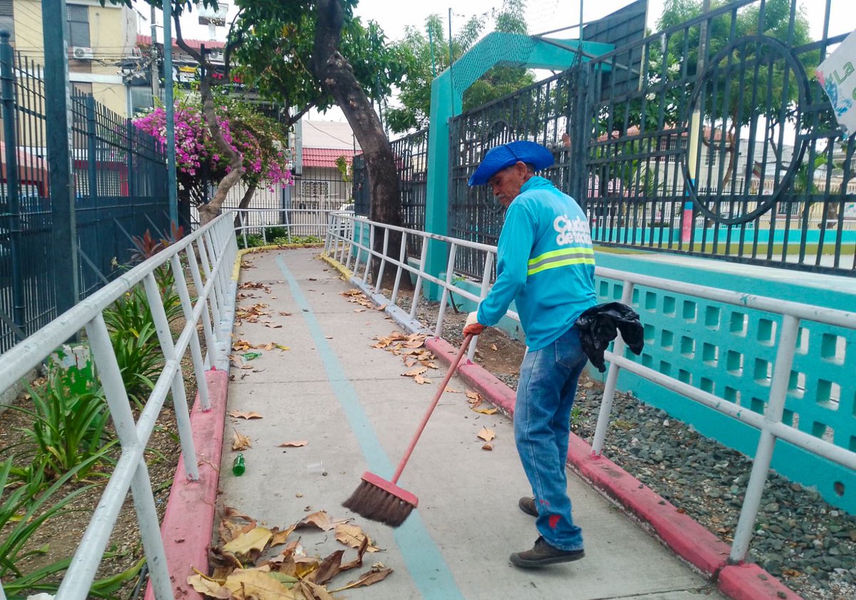 parquesgye's tweet photo. Mantenimiento en distintos sectores de la ciudad.

Continuamos con labores de poda, limpieza, desbroce y desalojo para conservar nuestros espacios públicos en mejores condiciones.

📍 Las Acacias
📍 La Garzota
📍 Lomas de Urdesa

Cuidar y hacer buen uso de estos espacios es responsabilidad de todos.

#AsiSeHaceGuayaquil #AquiEstamos #GuayaquilNoSeDetiene #CiudadDeTodos
@alcaldiagye @taticoronelf