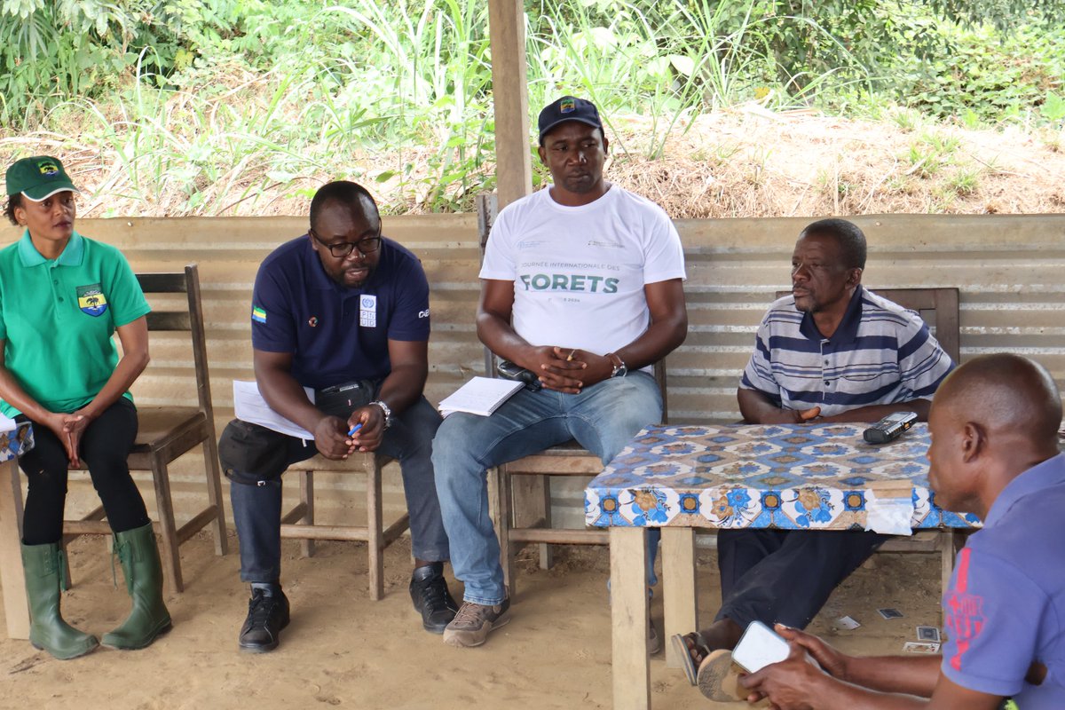 undpgabon's tweet photo. [Projet GEF 7]

Du 03 au 09 août, une mission de diagnostic des Cahiers des Charges Contractuelles (CCC) et des Fonds de Développement Local (FDL) a été menée dans le cadre du projet GEF7.

À travers une vingtaine de villages au Gabon tels que Amaningone, Idemba ou encore Doussala, plus de 180 habitants et acteurs locaux ont été rencontrés pour échanger sur le renforcement de la participation communautaire et de la transparence ! 

Grâce à la collaboration entre le Ministère de l'Environnement du Gabon, le FEM(@SgpGabon22 )/@theGEF et le @undpgabon, nous construisons ensemble une gouvernance inclusive et solidaire pour le développement durable des communautés locales. 🤝

#Gabon #GEF7 #PNUD #DéveloppementLocal #Gouvernance #Communautés