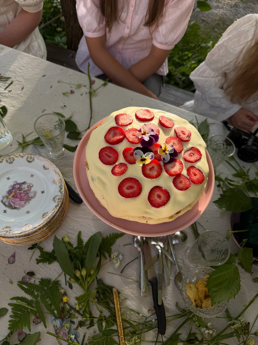 TheKemper2's tweet photo. Strawberries and springtime bliss. https://t.co/hFZKNJvunL