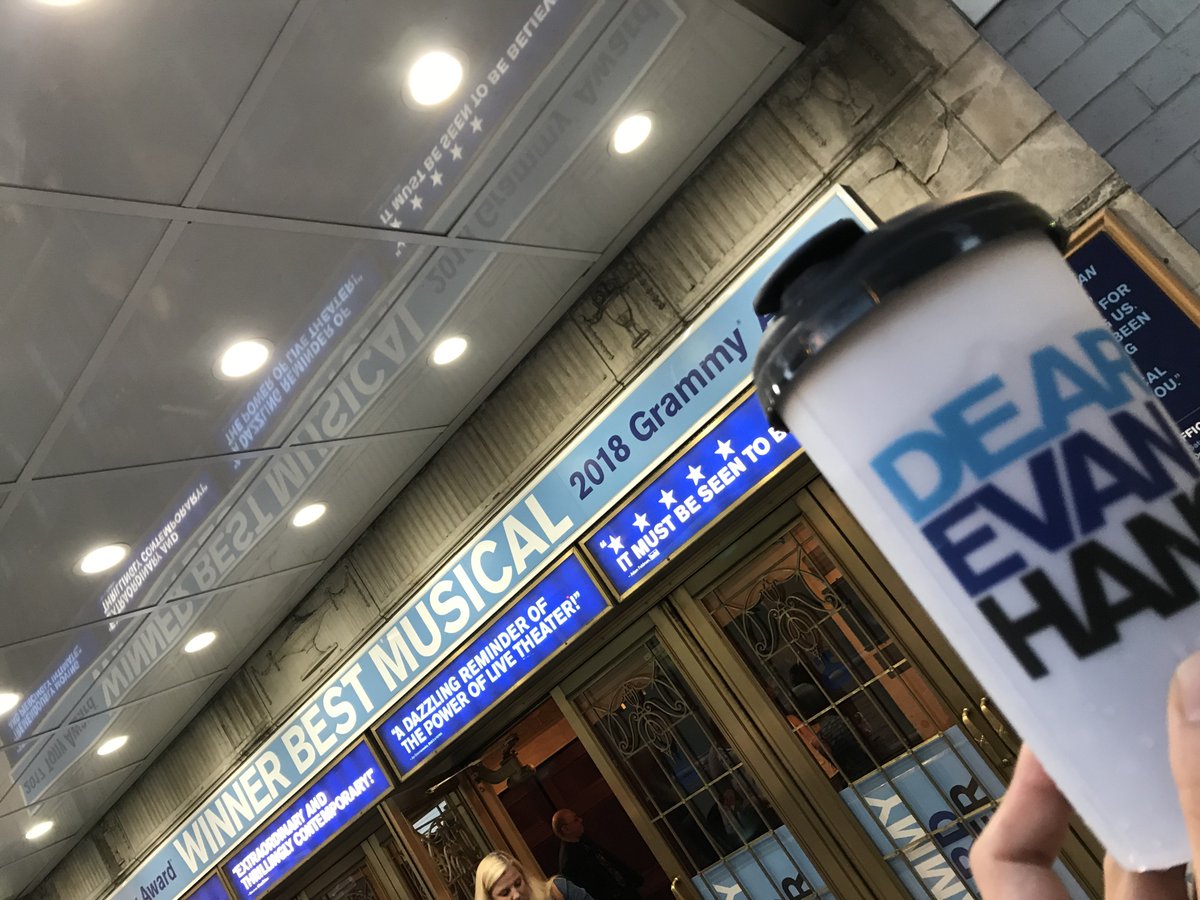 ShinyaNIRO's tweet photo. 2018年 NYで🗽
『DEAR EVAN HANSEN』
を観た時の写真出て来た‼️

まさか出演するとはねぇ…

#dearevanhansenjp
#劇場良いサイズだなぁ
#タンブラーどこいった https://t.co/xx1bz80dp7