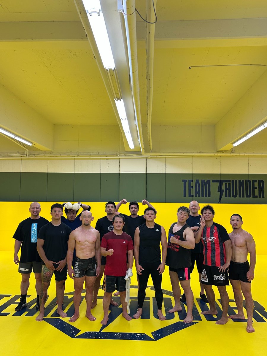 teamthundernet's tweet photo. 本日のプロ選手クラス⚡️

本日は、先日の「ONE SAMURAI」に出場し、見事一本勝ちを収めた森昴星選手が、勝利のご挨拶にTEAM THUNDERへ来てくださいました🏅

改めて、素晴らしい勝利おめでとうございます✨

勝っても負けても、また前へ。

代表・岡見勇信自身も、そうやって一戦一戦を積み重ねてきました。

TEAM THUNDERも、挑戦する選手たちと共に、これからも前へ進み続けます⚡️

そして、お盆期間中もTEAM THUNDERは営業しています！

🏖️ 明日・明後日のスケジュール 🏖️

■ 8月15日(土)
10:00〜12:00　フリーキックボクシング
12:00〜13:00　キックボクシングテクニック
13:30〜15:00　MMA
15:30　閉館

■ 8月16日(日)
10:00〜12:00　フリーキックボクシング
12:00〜13:15　柔術
13:30〜15:00　MMA
15:30　閉館

お盆休みで身体を動かしたい方も、ぜひTEAM THUNDERへ🔥

初心者の方、久しぶりに運動したい方も大歓迎です😊

明日も皆さまのご来館をお待ちしております⚡️

【TEAM THUNDERご体験・ご見学】
ご予約不要、途中参加・退出可。
初心者の方も大歓迎🔰
お気軽にお越しください😊

🌴8/31まで！サマーキャンペーン実施中🌴
入会金11000円→０✨

※体験料2200円(現金のみ)
※ウェア、タオル、飲み物、シューズ(マシンエリアご利用の方)をご持参ください

詳細はホームページをどうぞ🔽
https://t.co/PeZK4hgiqh

#TEAMTHUNDER #志村坂上 #板橋区 #北区 #MMA