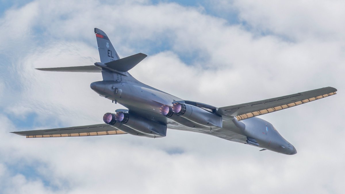 CraigYoungMedia's tweet photo. Shots of Avenger B1 departing this afternoon https://t.co/kaAvAoUoIN