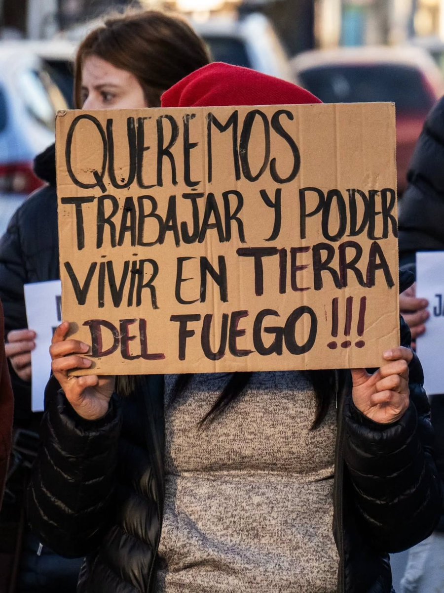 SUTEFPRENSA's tweet photo. Paro por tiempo indeterminado ¡QUEREMOS TRABAJAR Y PODER VIVIR EN LA PROVINCIA DE TIERRA DEL FUEGO, ANTÁRTIDA E ISLAS DEL ATLÁNTICO SUR!
#SUTEF #LuchaDocente #ParoDocente #TierraDelFuego #Paritarias https://t.co/AWmVHE3udH