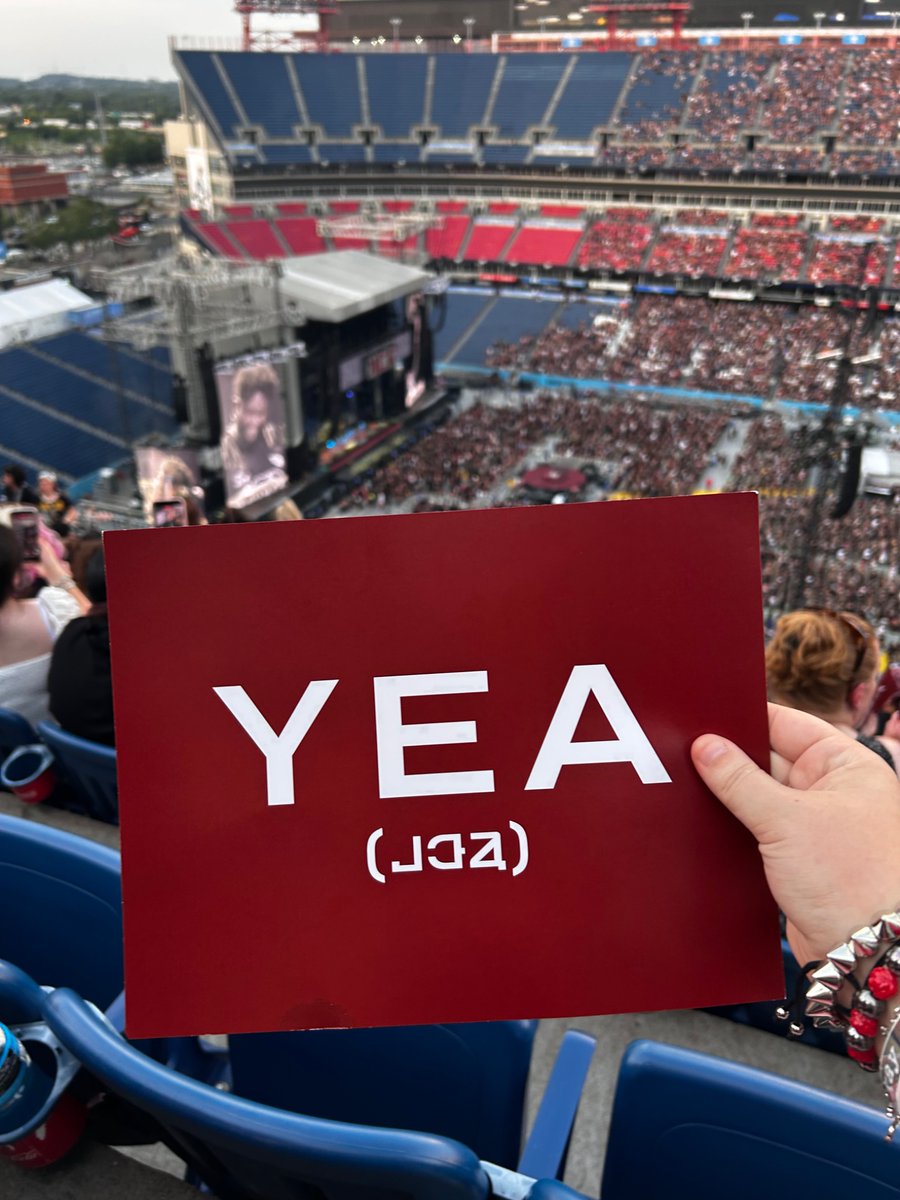 Imagayeveryone's tweet photo. Mcr Nashville was crazy I was so tired by the end that we were walking out and I saw a guy hold the yea or nay signs and because ours from concert were fans we wanted more but instead of like taking 2 I accidentally took like 20 😭😭😭 poor guy he was so confused https://t.co/PbmKdiXayB