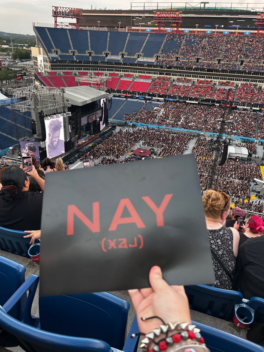 Imagayeveryone's tweet photo. Mcr Nashville was crazy I was so tired by the end that we were walking out and I saw a guy hold the yea or nay signs and because ours from concert were fans we wanted more but instead of like taking 2 I accidentally took like 20 😭😭😭 poor guy he was so confused https://t.co/PbmKdiXayB