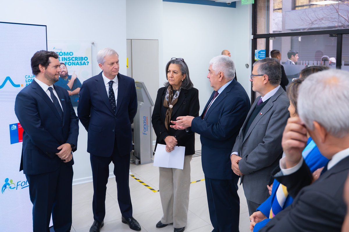 ministeriosalud's tweet photo. Junto al Presidente José Antonio Kast, la ministra de Salud, May Chomali, @Fonasa y @CajaLosAndes  firmaron una importante alianza público-privada en el marco del #PlanEnlace para reducir tiempos de espera No GES, beneficiando a 50 mil personas de todo el país en su primera etapa.👏🏼 1/2