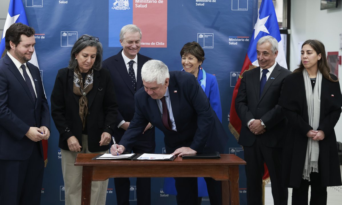 ministeriosalud's tweet photo. Junto al Presidente José Antonio Kast, la ministra de Salud, May Chomali, @Fonasa y @CajaLosAndes  firmaron una importante alianza público-privada en el marco del #PlanEnlace para reducir tiempos de espera No GES, beneficiando a 50 mil personas de todo el país en su primera etapa.👏🏼 1/2