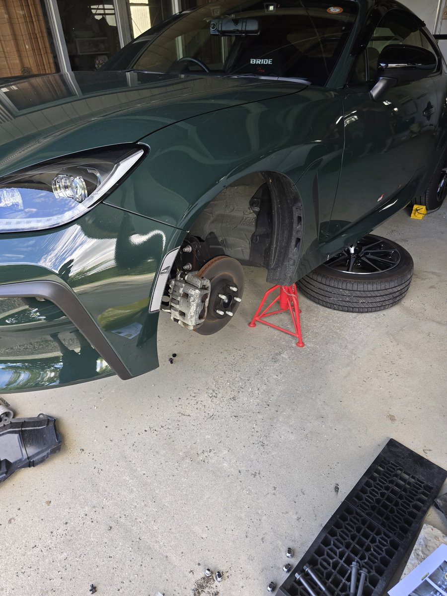manoma125's tweet photo. 今日はGR86にレボリューションのフロントメンバーボルトとリアのセミリジットセンターリングカラーを付けてみました！

(フロントボルト写真撮り忘れました…)

付けた感想はフロントはよく分からなかったけど、リアからの情報は分かりやすくなった印象です
あとロードノイズが大きくなりました https://t.co/fcSbm8NbZr