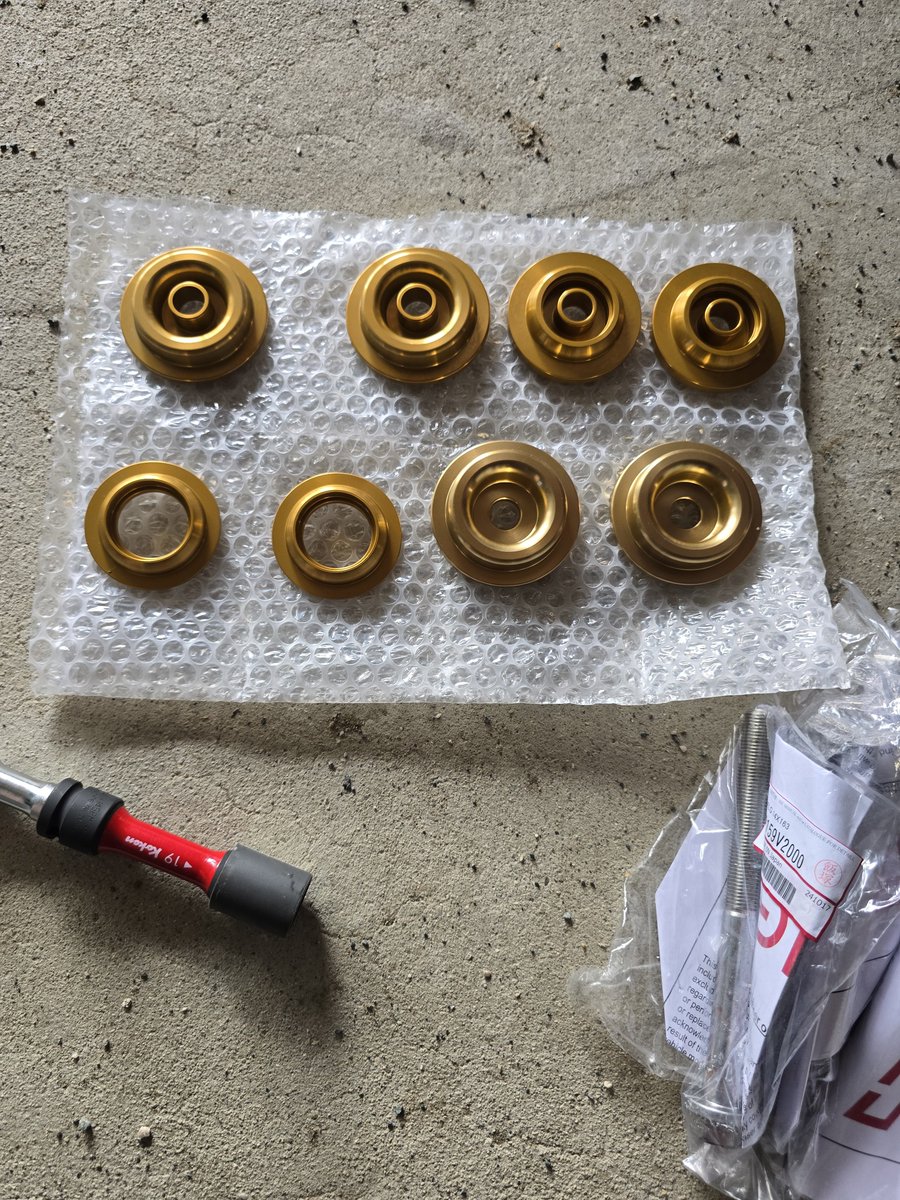 manoma125's tweet photo. 今日はGR86にレボリューションのフロントメンバーボルトとリアのセミリジットセンターリングカラーを付けてみました！

(フロントボルト写真撮り忘れました…)

付けた感想はフロントはよく分からなかったけど、リアからの情報は分かりやすくなった印象です
あとロードノイズが大きくなりました https://t.co/fcSbm8NbZr