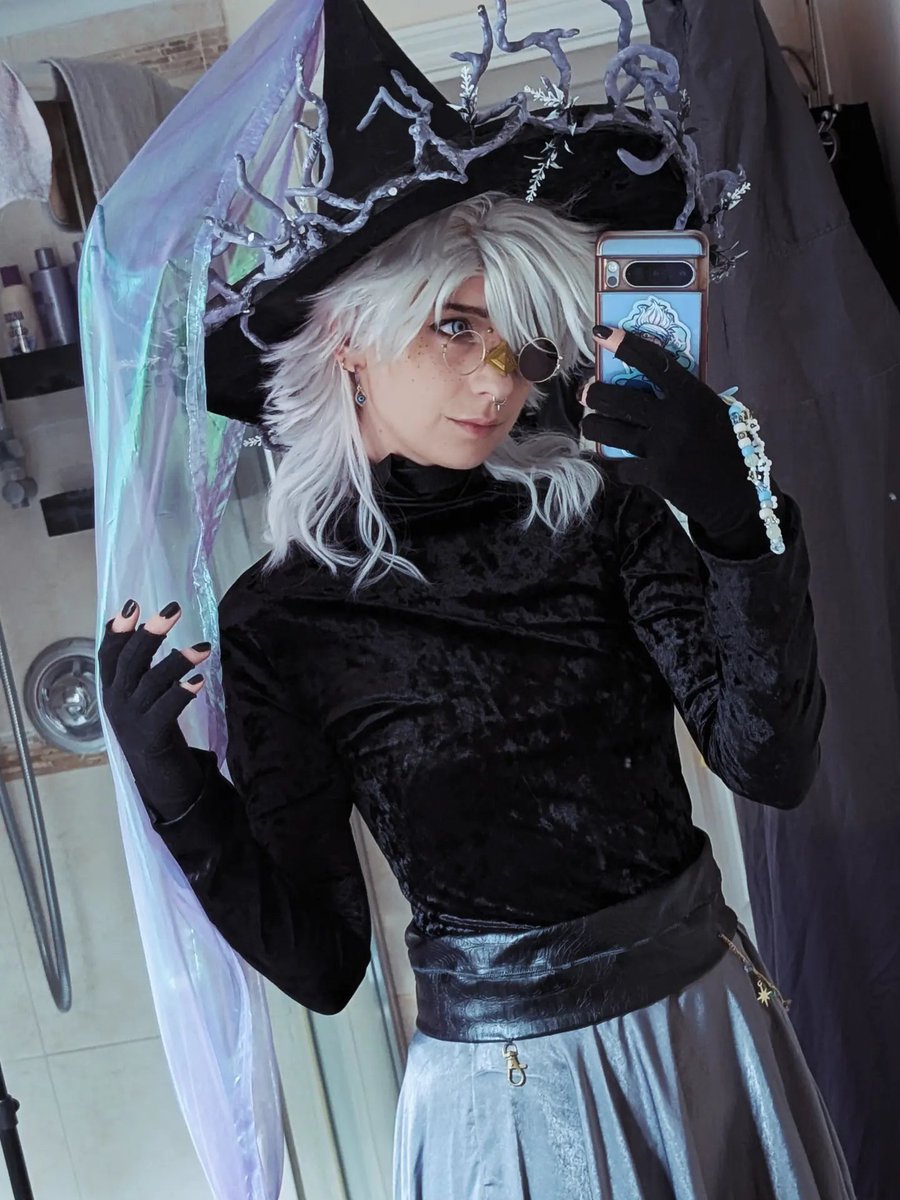 zzzfrey's tweet photo. brimfrey spam because i can xxx

i want to cosplay him again so bad but it's far, far too hot for his velvet/leather bodysuit combo AND the thermal tights and fluffy boots 😭 why is summer 8 years long this year? https://t.co/Bs4YASfu2D