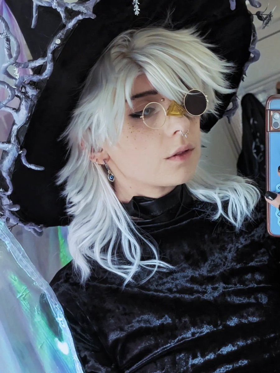 zzzfrey's tweet photo. brimfrey spam because i can xxx

i want to cosplay him again so bad but it's far, far too hot for his velvet/leather bodysuit combo AND the thermal tights and fluffy boots 😭 why is summer 8 years long this year? https://t.co/Bs4YASfu2D