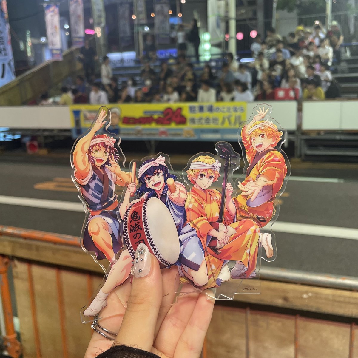 nxgin3_'s tweet photo. 鬼滅連観てきた!!待機中うちわ振ってくれたり霹靂一閃のポーズしてくれたりやっぱしもんぬのファンサ凄かったな👏🏻
善逸とずっとわちゃわちゃしてて可愛かった💞
松岡さんの踊りのキレ凄かった笑
来年は他の声優さんも連れてくると
｢なんでいつも主人公居ないんだ｣と来年は花江さんも来てくれるかも🤭 https://t.co/t5UhsbtGKW