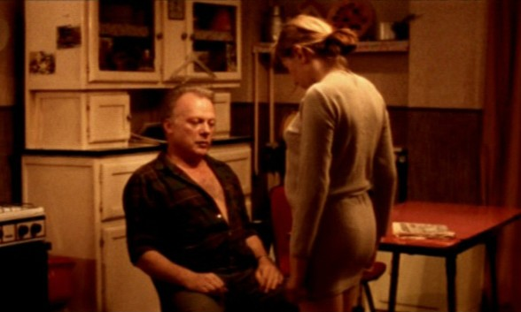 Escatologiafilm's tweet photo. Filme: Carne
Ano: 1991
Direção: Gaspar Noé
Gênero: Drama / Suspense
País: França 🇫🇷
Duração:   40 Minutos

Disponível: https://t.co/2ulJ9Fgvps

Sinopse: A trama acompanha a rotina fria e mecânica de um açougueiro de meia-idade, vivido por Philippe Nahon, que trabalha em um bairro operário de Paris. Ele vive uma existência solitária e amargurada, sendo o único responsável por criar sua filha adolescente, que é muda. O cotidiano dele é guiado por uma profunda frustração social, preconceitos enraizados e um monólogo interno repleto de pensamentos sombrios e niilistas sobre o mundo ao seu redor.

A sua frágil estabilidade psicológica é quebrada quando ele interpreta mal uma situação cotidiana e passa a acreditar erroneamente que sua filha sofreu um ataque violento. Movido por um impulso incontrolável de fúria e pelo desejo cego de vingança, o homem comete um ato brutal que muda o rumo de sua vida para sempre. O filme funciona como uma introdução direta e visceral à psicologia desse personagem, cuja história continua e se aprofunda no longa-metragem subsequente do diretor, Sozinho Contra Todos (1998).