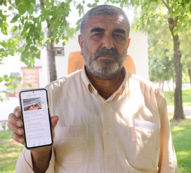 _tevhidgundemi's tweet photo. Şüpheli Şekilde Ölen Rojin’in Babasına Silahlı Tehdit

🔻Van’da üniversite öğrencisi Rojin Kabaiş’in şüpheli ölümünün aydınlatılması için mücadele eden babası Nizamettin Kabaiş, silah fotoğrafının da yer aldığı tehdit mesajları aldı.

🔻Kabaiş’e gönderilen mesajlarda, şikâyetini geri çekmemesi hâlinde evinin taranacağı ve kendisinin de Rojin’in yanına gönderileceği tehdidinde bulunuldu. Daha öncede aileyi tehdit eden 10 şüpheli gözaltına alınmış, 2 kişi tutuklanmıştı.