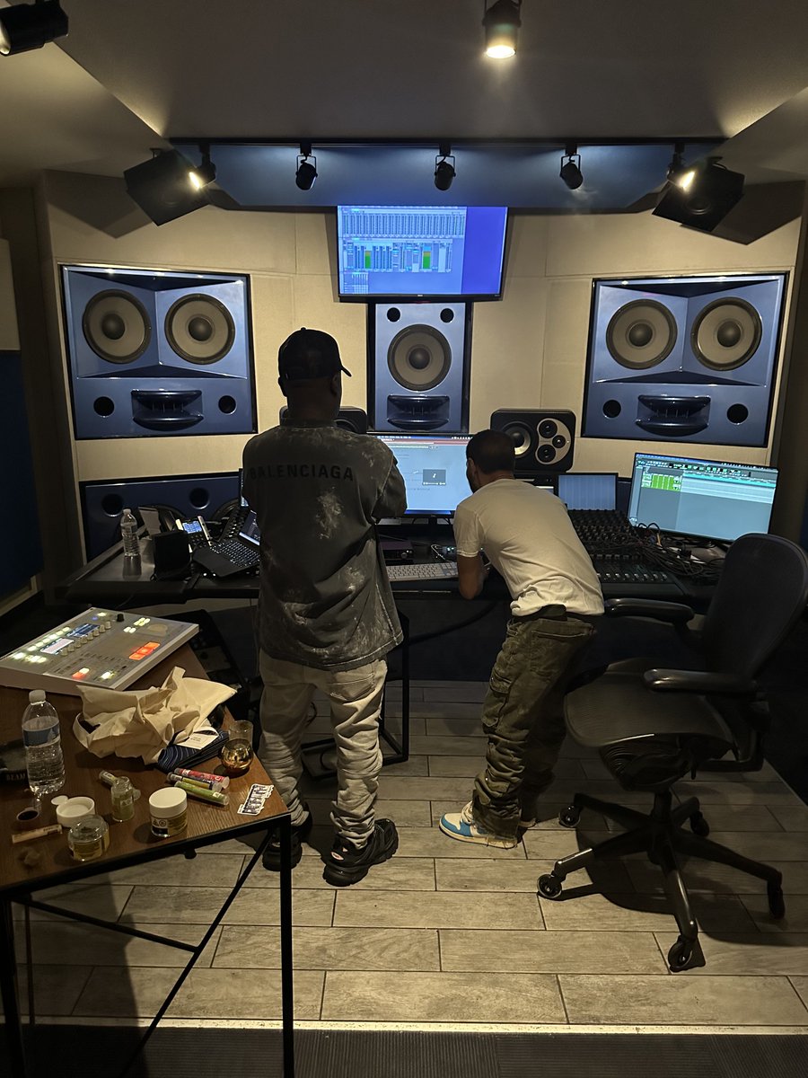EtoMusicROC's tweet photo. Locked in wit the gawd Havoc!! We Loadin some shit up!! Nyce Da Future what's the wordplay foool 🍾🥂 #newcrackera Cr We Are https://t.co/h89nN86Nyv