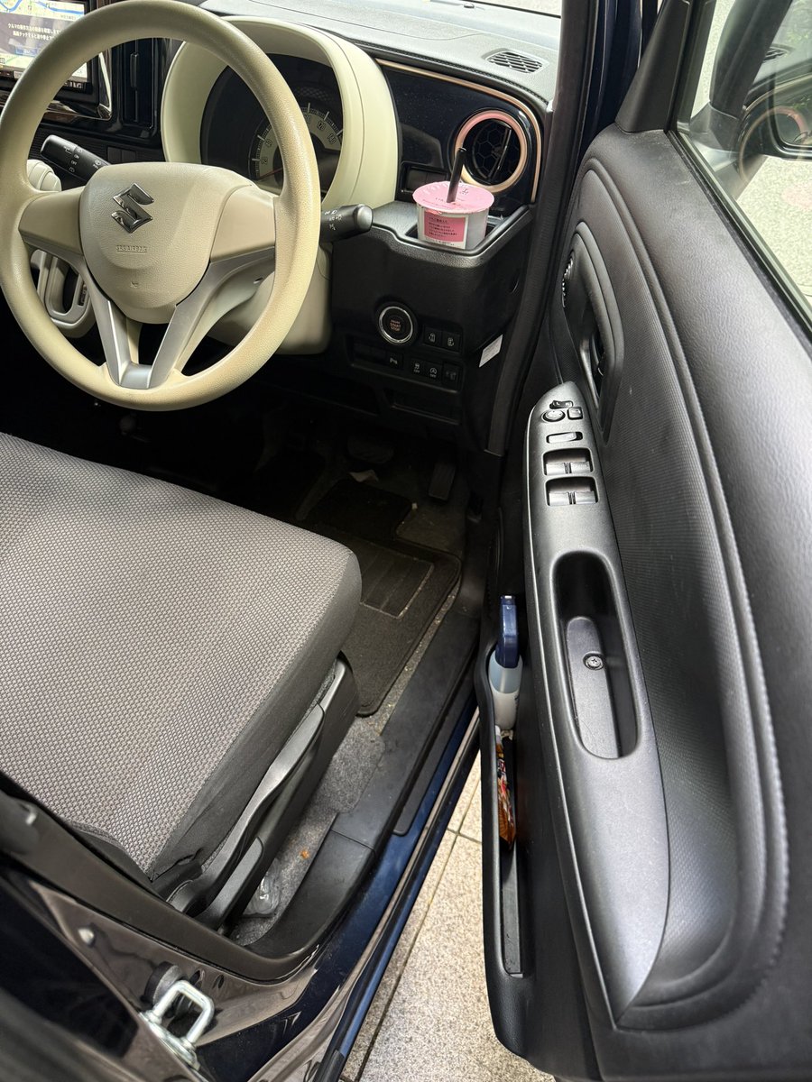 gon_zo's tweet photo. 今日借りたタイムズカーシェア。前任者のゴミがいっぱい。絶対わざとでしょ。最近こういうの増えてる。今日は捨てるところなかったから、車の返却後にこのゴミ持って2時間も移動した。他人のゴミに煩わされるのは勘弁。 https://t.co/hUrZUQwrHw