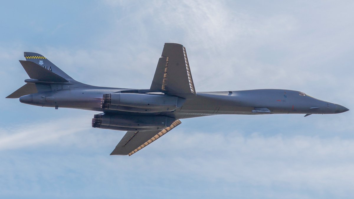 CraigYoungMedia's tweet photo. Shots of B1 Dragon Slayer  departing this afternoon https://t.co/SjGi8YVrjt