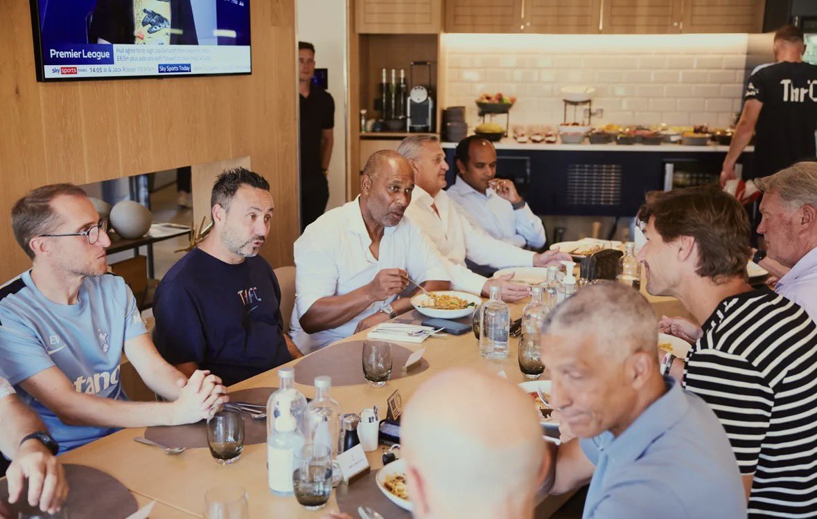 TheSpursWatch's tweet photo. (🟢) Yesterday's lunch at Hotspur Way with ex-Spurs players was all Roberto De Zerbi's idea. He wanted the current players to appreciate and understand what #Tottenham means to those who played for the club before them.

@pokeefe1 https://t.co/FJGX70UYaH