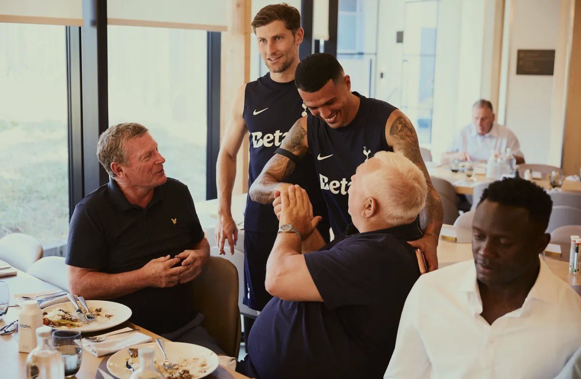 TheSpursWatch's tweet photo. (🟢) Yesterday's lunch at Hotspur Way with ex-Spurs players was all Roberto De Zerbi's idea. He wanted the current players to appreciate and understand what #Tottenham means to those who played for the club before them.

@pokeefe1 https://t.co/FJGX70UYaH