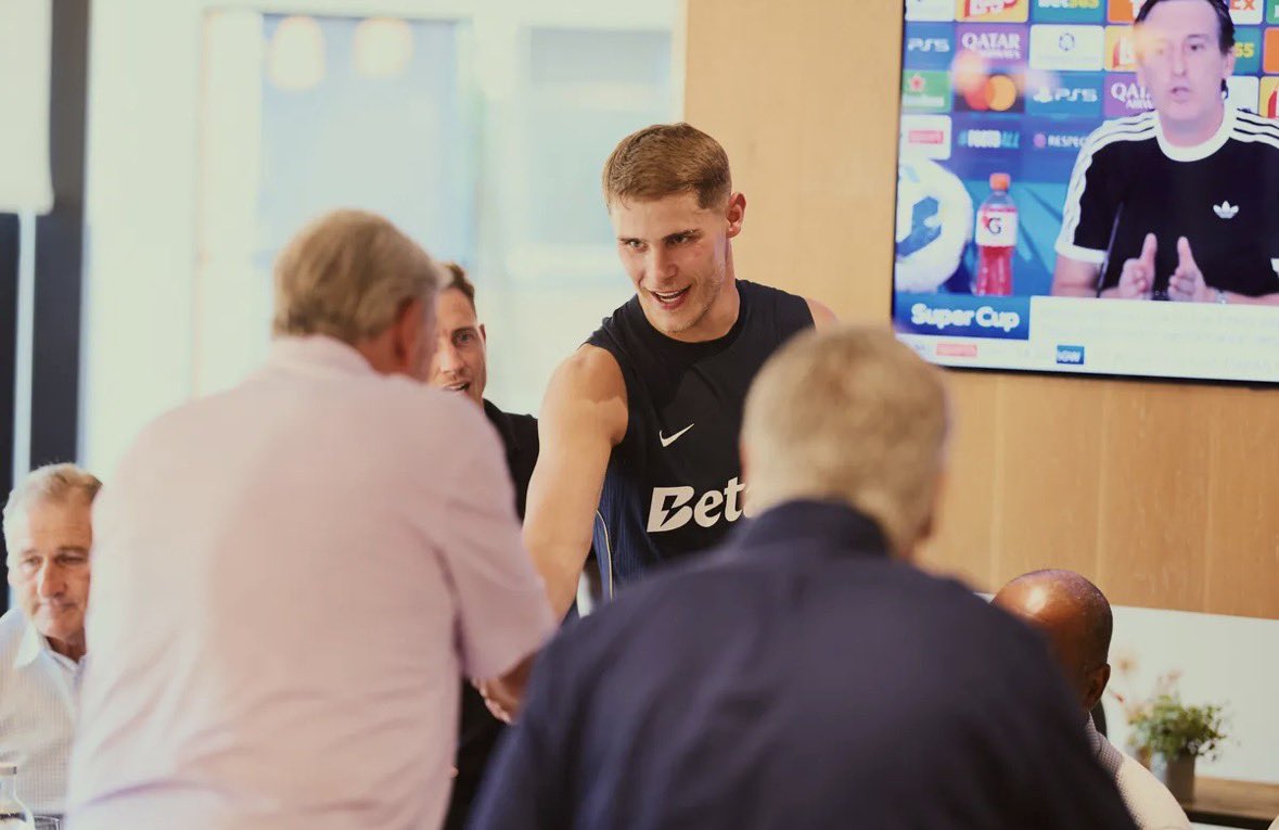 TheSpursWatch's tweet photo. (🟢) Yesterday's lunch at Hotspur Way with ex-Spurs players was all Roberto De Zerbi's idea. He wanted the current players to appreciate and understand what #Tottenham means to those who played for the club before them.

@pokeefe1 https://t.co/FJGX70UYaH