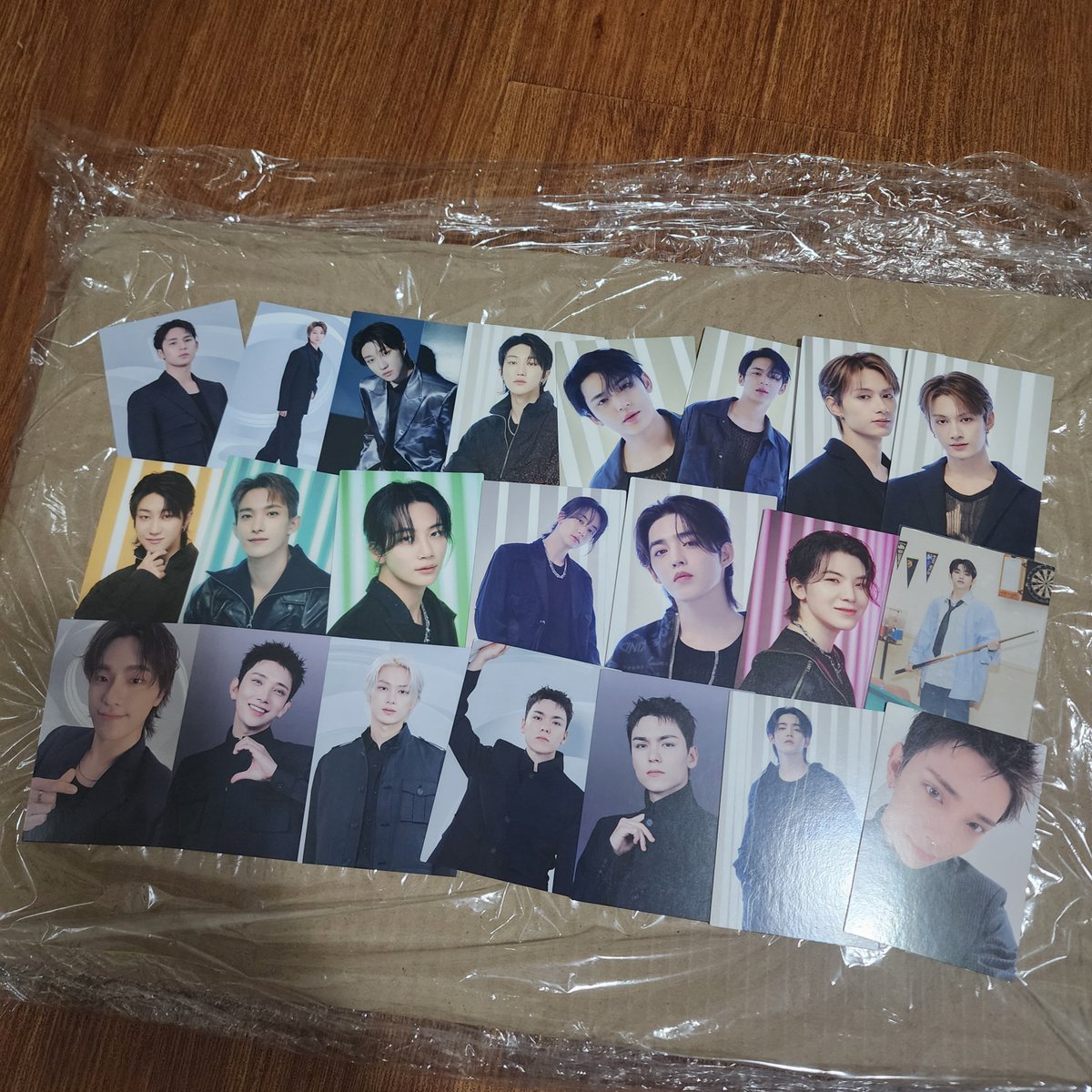 exosvteez's tweet photo. SEVENTEEZ GIVEAWAY for Filo Caratinys ❤️ 

2 winners of SVTEEZ official merch
— choose 8 photocards OR 1 sealed album each

— rt + like this tweet,  mbf 
— comment your bias in svt &amp; atz and tag caratiny / carat / atiny friend 

ends tba 
#ATEEZ #SEVENTEEN https://t.co/WD4MVyu8Xf