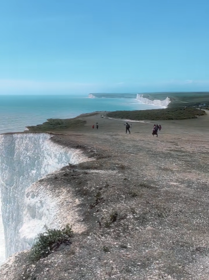 solotr__eksw's tweet photo. White cliffs at the edge of the world. 🌊🤍
The iconic Seven Sisters Cliffs on England’s southern coast — where dramatic white cliffs meet the endless blue of the English Channel.
Famous for its breathtaking scene in Atonement, this is one of the UK’s most unforgettable coastal https://t.co/62Yok3Q39v
