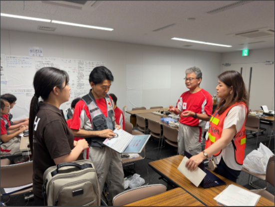MHLWitter's tweet photo. D24H（ディートゥエンティーフォーエイチ：災害時保健医療福祉活動支援システム）は、避難所からスマホ等で物資や生活・衛生環境の状況を入力できるシステムです。集計・分析結果を基に、物資支援や保健師派遣等を行い、避難所環境の改善に活用しています。 #令和8年熊本地震 https://t.co/3Se9s6vDT6