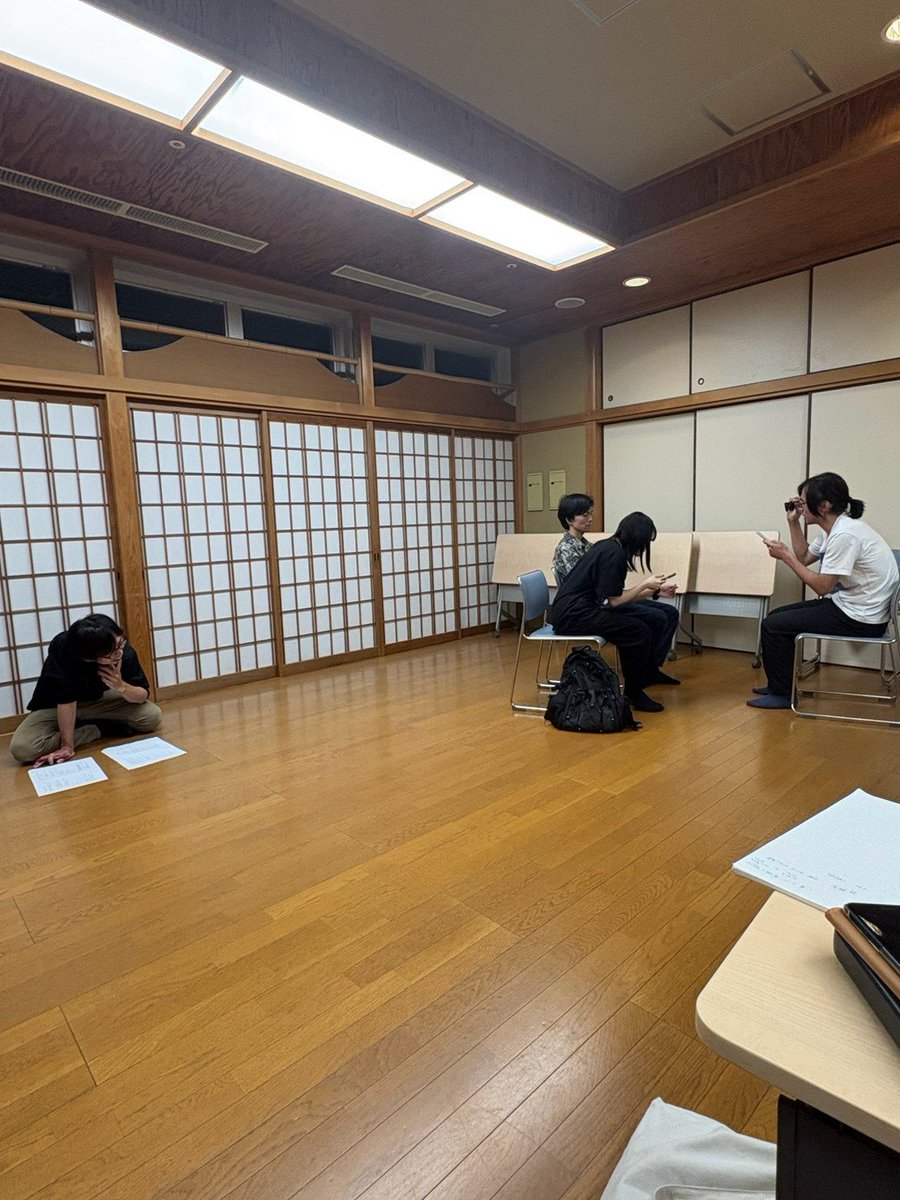 ko_fuji's tweet photo. 勝手にユニットBOYCOTT#10  『#ラプラシア』稽古でしたよ。

振り返りーの新しいシーンをやりーの、な日でした。
色んなシーンが立ち上がっていく時期っていうのは、まだ慣れない感じとこれから楽しみな感じがない交ぜになっていいですね。

藤村の予約ふぉむ
　　↙　↓　↘
https://t.co/FzEZggPAMS https://t.co/IAZQmehEq4