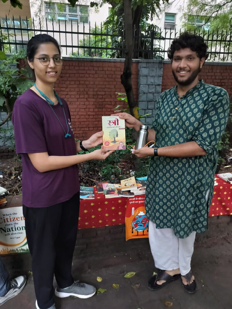 HelloVKT's tweet photo. श्रृंगार करती हुई स्त्री से संघर्ष करती हुई स्त्री
कहीं ज़्यादा सुंदर होती है।

#AcharyaPrashant 
#WisdomWarriors https://t.co/KoZoMEPN91