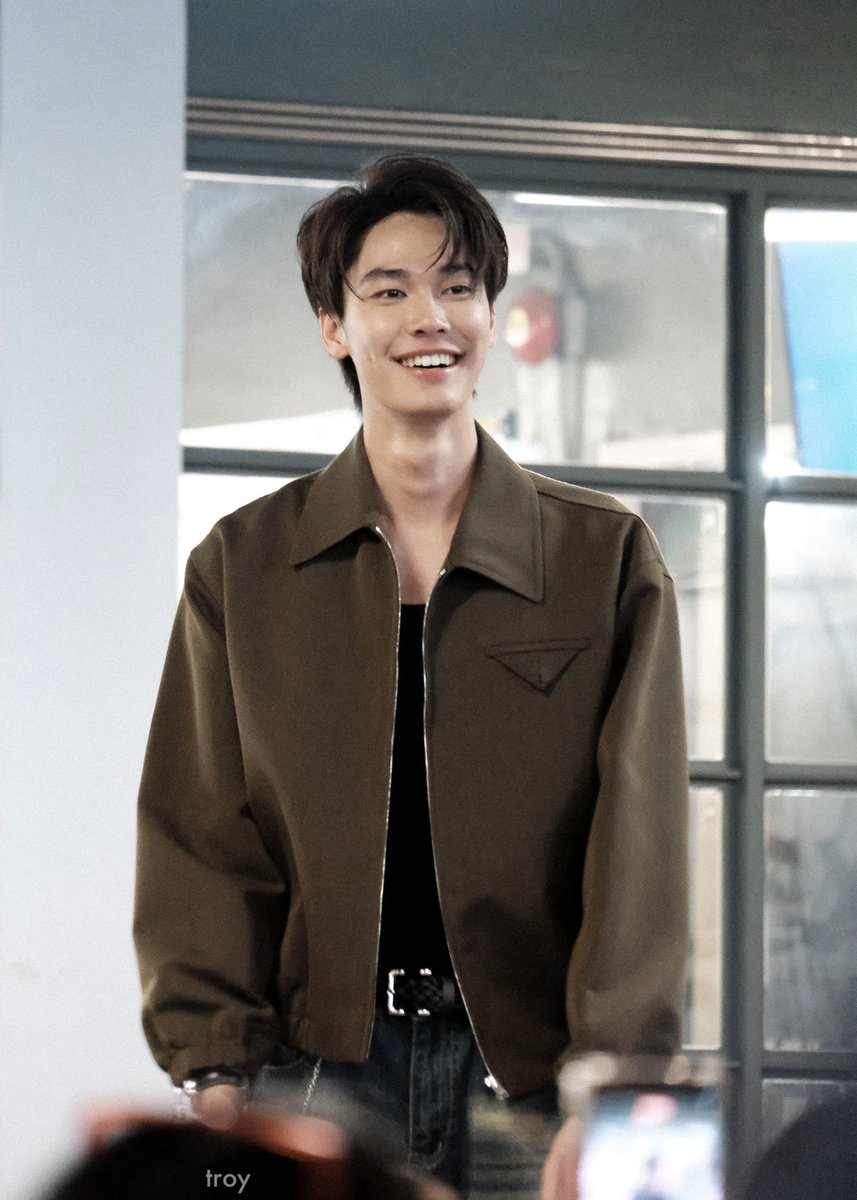 romiromieromy's tweet photo. ‘ตัวมันดูน้ำตาลไปหมด ผมก็น้ำตาล ผิวแทน แล้วใส่เสื้อน้ำตาล มันดูเข้ากัน มันดูเอิร์ธโทน … แบบนี้คือดูดี คือหล่อ’ - ธี ธีรเดช 2026 

#dewtee
#dew_jsu #tee_vtp https://t.co/oDBbGDLg7G