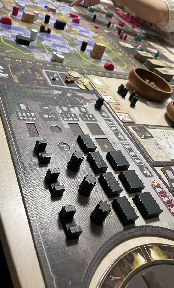 wacapule's tweet photo. お盆のボードゲーム会！
念願のバラージ！！
これめっちゃいい😍✨
「水」という共通資源をどこで確保してどこで使うか考えるのが超楽しい！
目先の利益を取るか、後々のための仕込みか💡
長く愛されているのも納得の作品だぁ🥹
これは楽しいなぁ😇 https://t.co/mO2YvthrmG