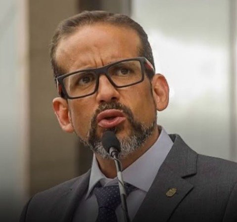 ClauSorucopress's tweet photo. Para toda la gente, pero particularmente quienes saben de la carrera diplomática y el servicio exterior, QUÉ LES PARECE EL NOMBRAMIENTO DE CAMACHO COMO EMBAJADOR DE PARAGUAY? Qué parámetros de profesionalismo y especialización se habrán tomado en cuenta para su designación? https://t.co/ZXFiJD6CqY