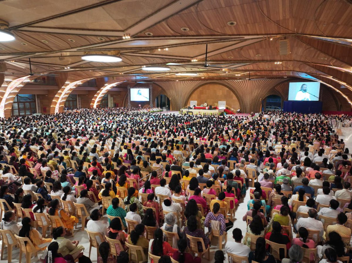OfficeOfGurudev's tweet photo. A fully packed Dhyan Mandir at @ArtofLivingIC! Thousands have gathered for Spiritual Sojourn — Knowledge Talk by @Gurudev. https://t.co/LaMv0EKffT