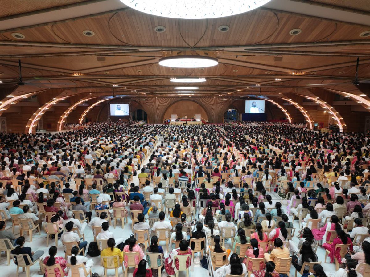 OfficeOfGurudev's tweet photo. A fully packed Dhyan Mandir at @ArtofLivingIC! Thousands have gathered for Spiritual Sojourn — Knowledge Talk by @Gurudev. https://t.co/LaMv0EKffT