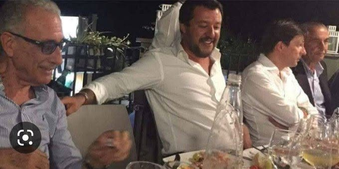 Moonlightshad1's tweet photo. Con quale faccia salvini che da ministro dell'interno la sera della strage al Ponte Morandi, 43 morti e oltre 600 sfollati era a banchettare in Sicilia e che va abitualmente a trovare un assassino in carcere chiede la rimozione di Sigfrido Ranucci dalla Rai?
#14agosto https://t.co/bs7FT3v8ra