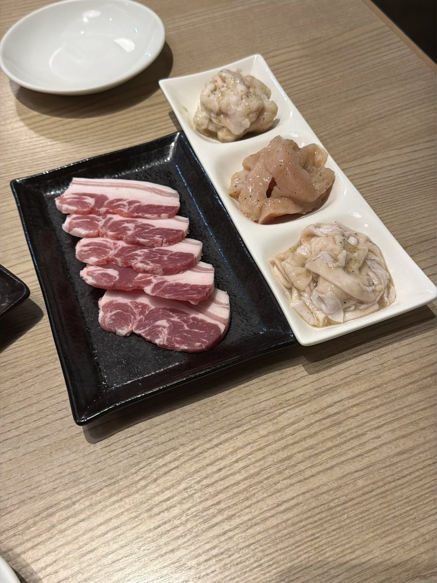 kurokoi's tweet photo. 肉　肉　デザート　〆パフェ https://t.co/dEDoZkMSb0